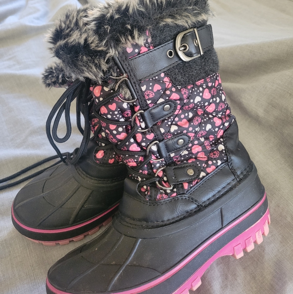 EUC Dream Pairs Girls snow boots. Size 2